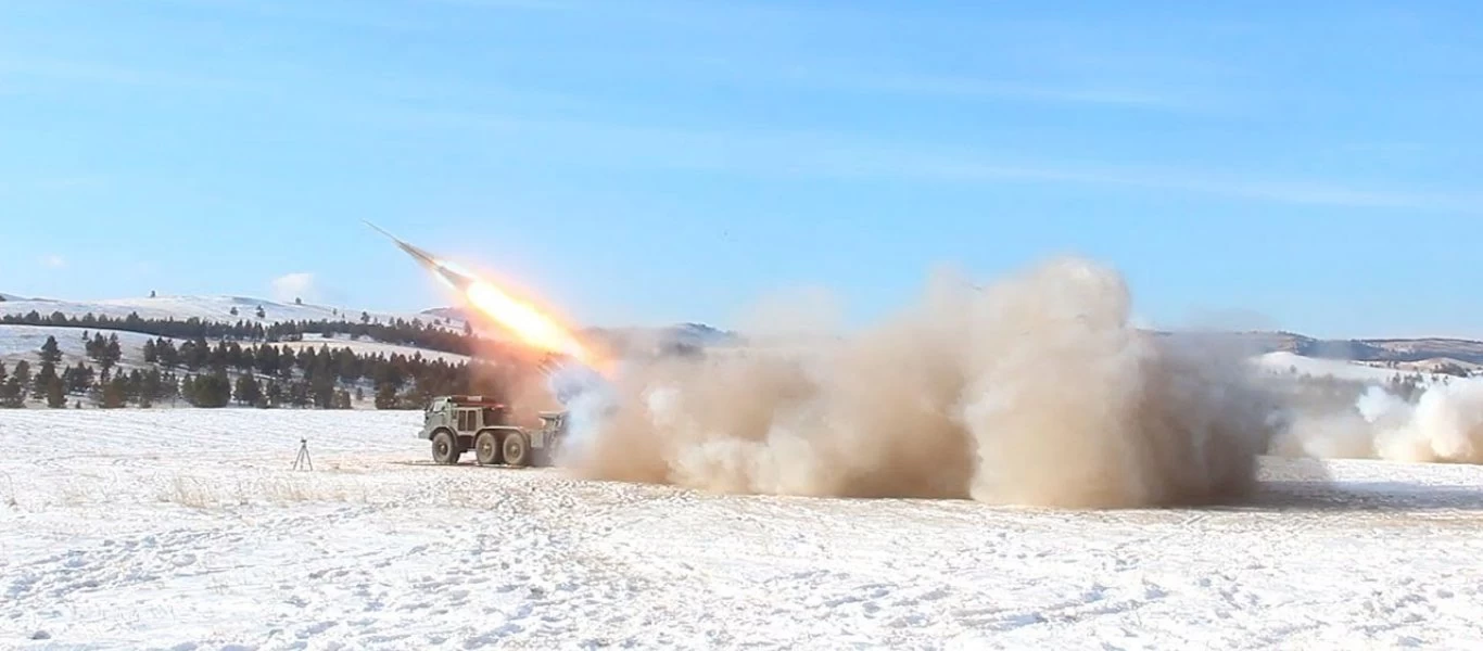 Ασκήσεις χωρίς τέλος για το ρωσικό πυροβολικό - Πυροβόλα και ρουκετοβόλα εν δράσει (βίντεο)